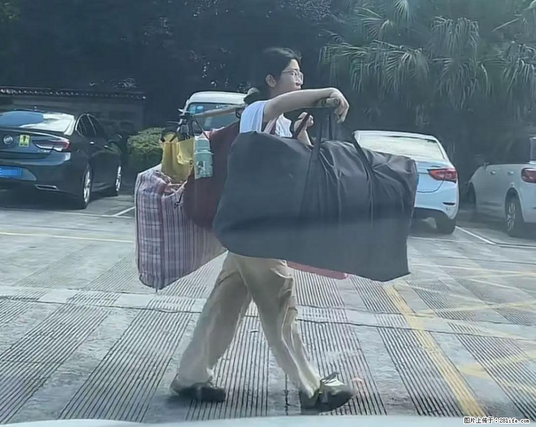 全网追的“扁担女孩”，找了一份暑假工，时薪12元 - 哈密生活资讯 - 哈密28生活网 hami.28life.net
