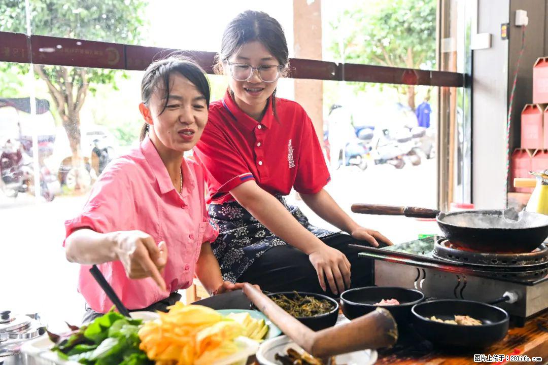全网追的“扁担女孩”，找了一份暑假工，时薪12元 - 哈密生活资讯 - 哈密28生活网 hami.28life.net