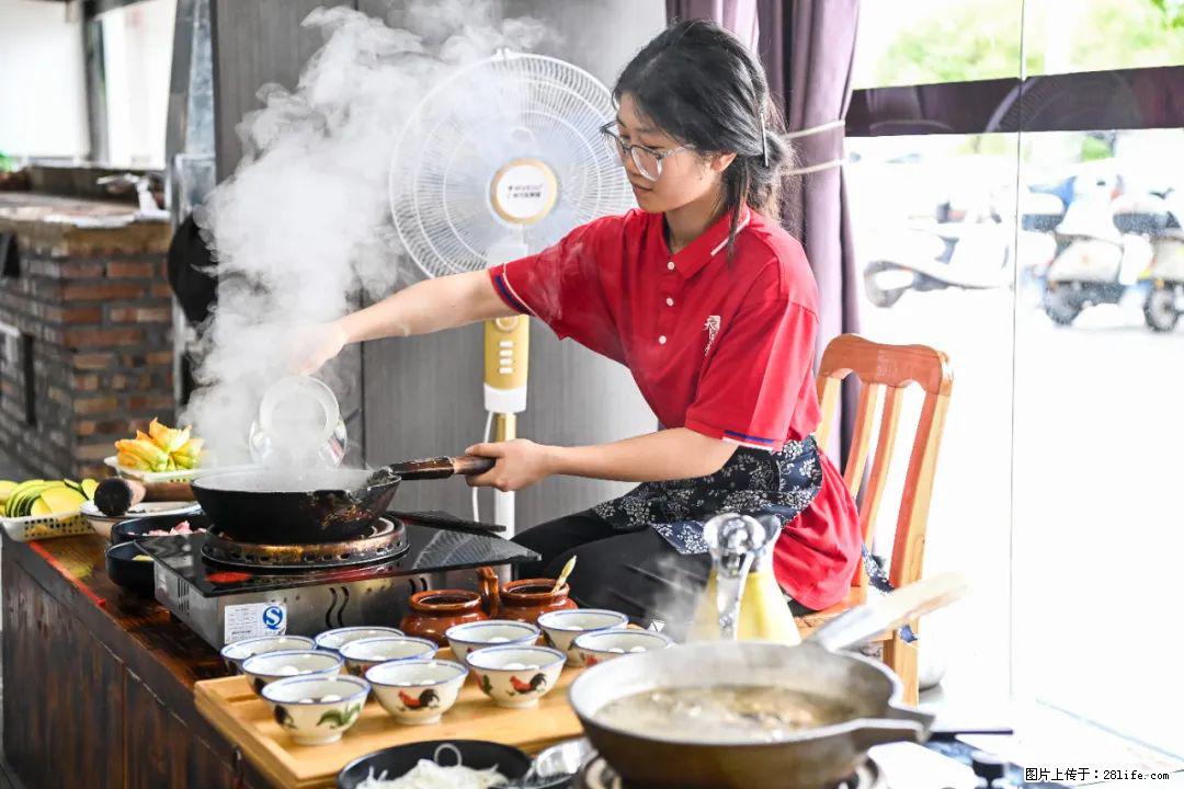 全网追的“扁担女孩”，找了一份暑假工，时薪12元 - 哈密生活资讯 - 哈密28生活网 hami.28life.net